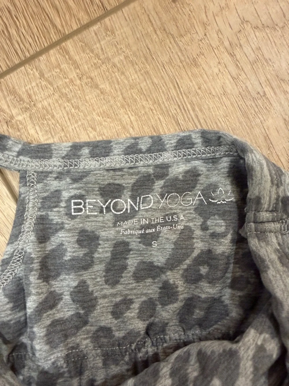 Beyond yoga Gray Leopard Print Cropped Tank Top - Picture 2 of 3
